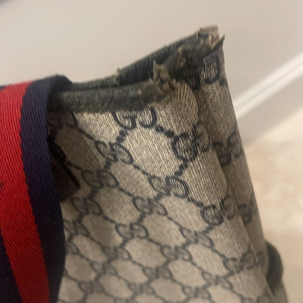 Gucci Lee vintage shoulder bag with the classic red and blue handles - Picture 9 of 17